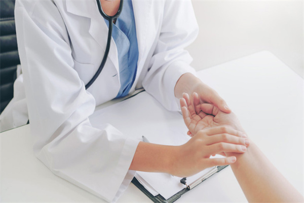 广州左侧卵巢早衰助孕医院费用大概是多少？ 广州左侧卵巢早衰助孕医院费用约10到15万元！